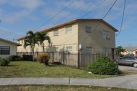 Sandstone Apartments in Hallandale Beach, FL - Building Photo - Building Photo