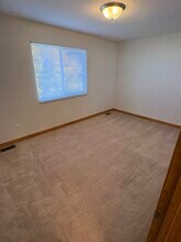 1714 W Jester Park Dr in Polk City, IA - Foto de edificio - Building Photo