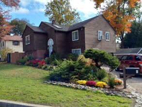 5 Saddle Rd in Norwalk, CT - Foto de edificio - Building Photo