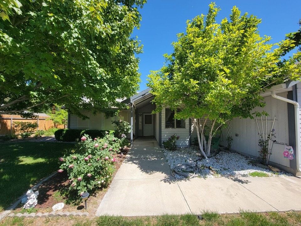 2426 W Klamath Ave in Kennewick, WA - Building Photo