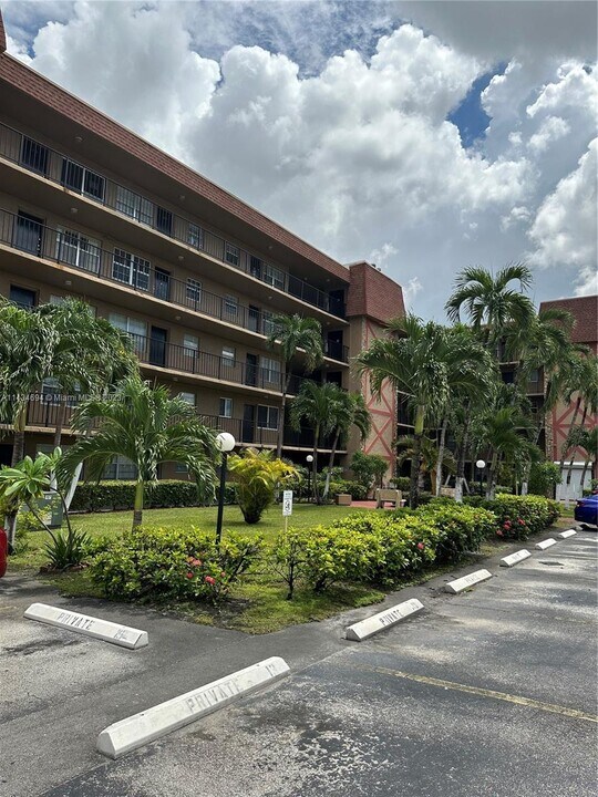 6575 W 4th Ave-Unit -306 in Hialeah, FL - Building Photo