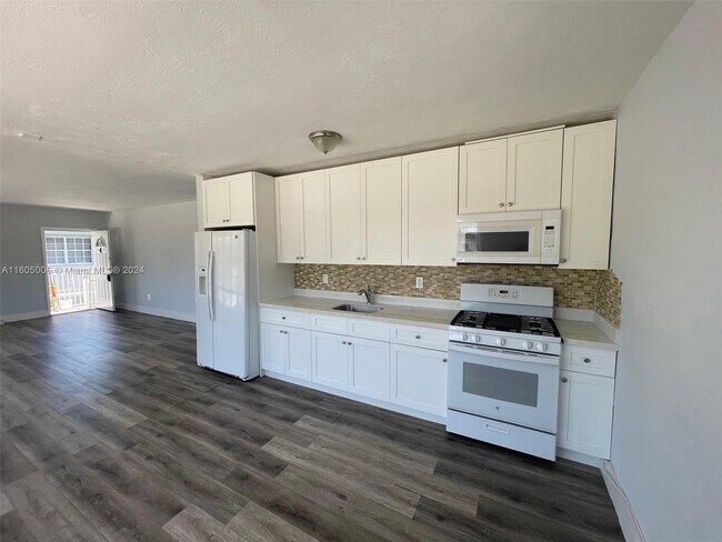 8010 Tatum Waterway Dr, Unit 4 in Miami Beach, FL - Building Photo - Building Photo