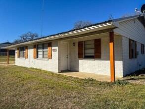 617 County Rd 805A in Cleburne, TX - Foto de edificio - Building Photo
