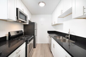 909 Palm Ave in West Hollywood, CA - Foto de edificio - Building Photo