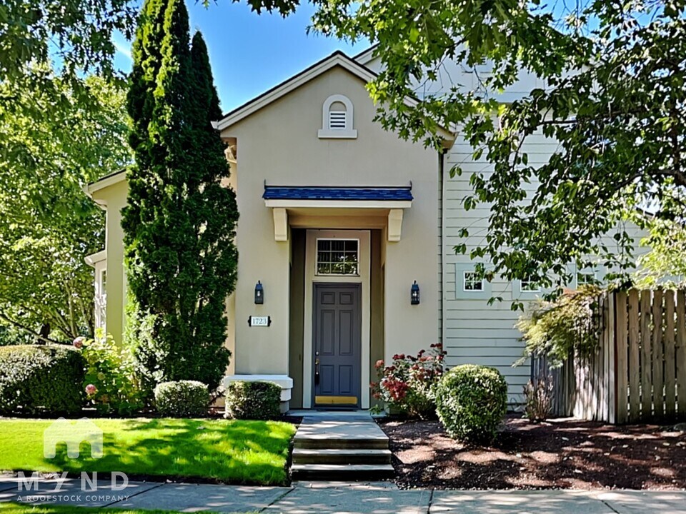 1723 NE Ashberry Dr in Hillsboro, OR - Building Photo