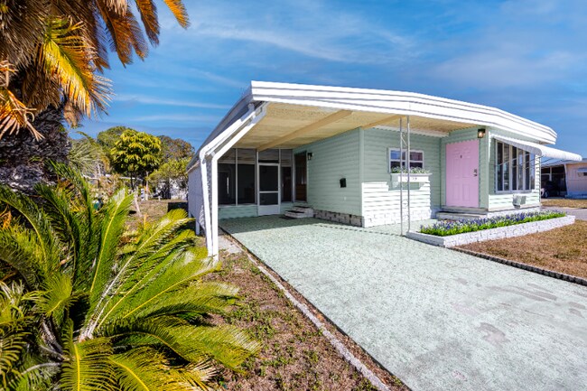 7001 142nd Ave N in Largo, FL - Foto de edificio - Building Photo