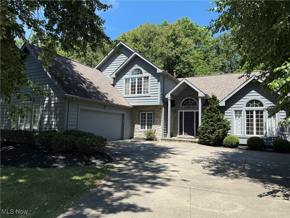 19816 Stoughton Dr in Strongsville, OH - Building Photo