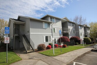 LAKEPOINTE APARTMENTS in Lincoln City, OR - Building Photo - Building Photo