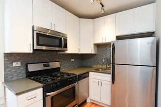 2423 N Kedzie Blvd, Unit J07W in Chicago, IL - Building Photo - Building Photo
