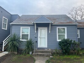 244 N Oakdale Ave in Medford, OR - Building Photo