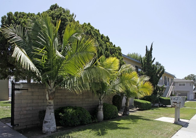 2012 E Whiting Ave in Fullerton, CA - Foto de edificio - Building Photo