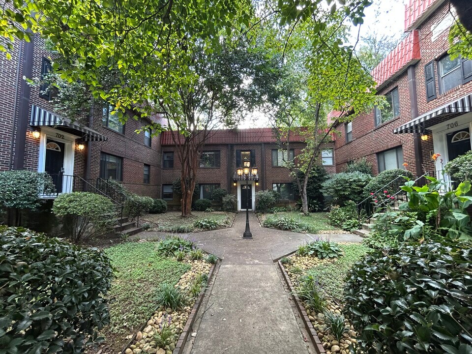 704 Argonne Ave NE in Atlanta, GA - Building Photo