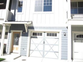 230 Cherry Bark Ln in Medford, OR - Building Photo