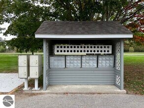 776 N Yacht Club Dr in Suttons Bay, MI - Foto de edificio - Building Photo