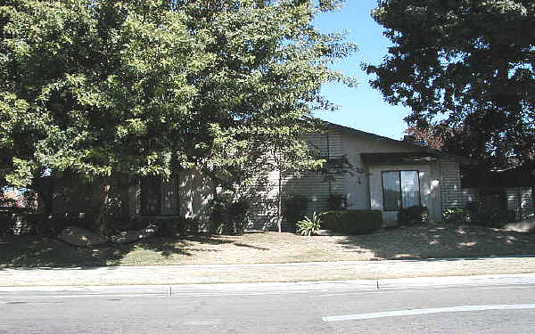 3839 E Hampton Way in Fresno, CA - Building Photo - Building Photo