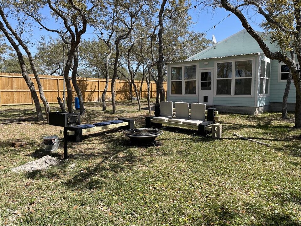 1016 Hardee St in Rockport, TX - Building Photo