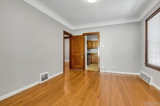 1411 Wayburn St in Grosse Pointe, MI - Foto de edificio - Building Photo