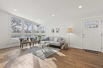 823 Leclaire Ave in Wilmette, IL - Building Photo - Building Photo