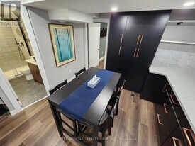 435 Hansen Rd N in Brampton, ON - Building Photo