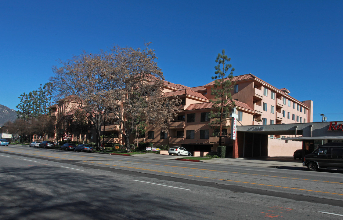 Olive Court Apartments in Burbank, CA - Building Photo