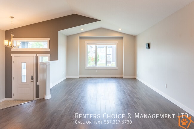 Newer, Conveniently Located and Pet Friend in Lethbridge, AB - Building Photo - Building Photo