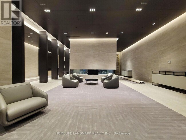 2221 Yonge St in Toronto, ON - Building Photo - Building Photo