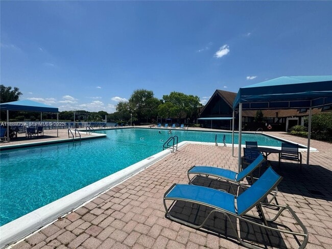 3720 Inverrary Dr in Lauderhill, FL - Building Photo - Building Photo