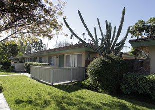 Villa Palms Apartments in Anaheim, CA - Building Photo - Building Photo