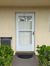 9911 Sandalfoot Blvd in Boca Raton, FL - Foto de edificio - Building Photo