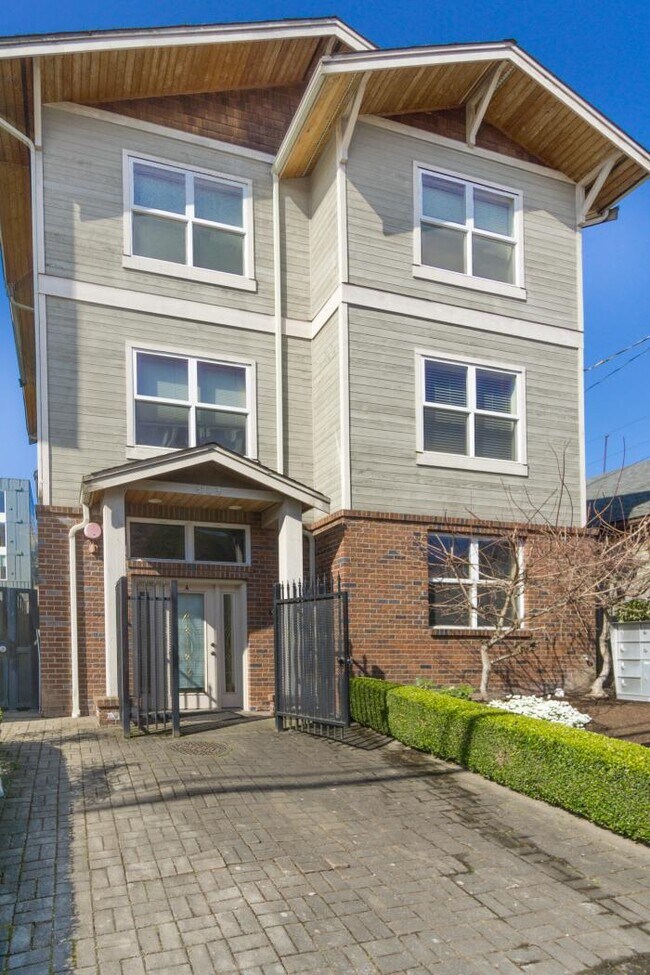 809 Taylor Ave N-Unit -A Seattle WA 98109 A in Seattle, WA - Building Photo - Building Photo