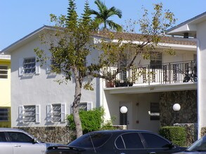 2131 NE 168th St in North Miami Beach, FL - Foto de edificio - Building Photo