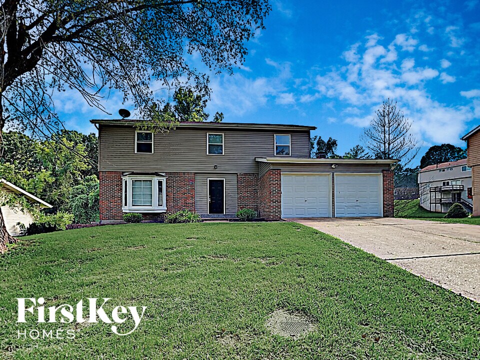 6832 Chilham Dr in Florissant, MO - Foto de edificio