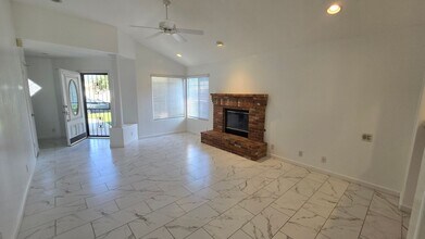 10315 Cheyenne Dr in Bakersfield, CA - Building Photo - Building Photo