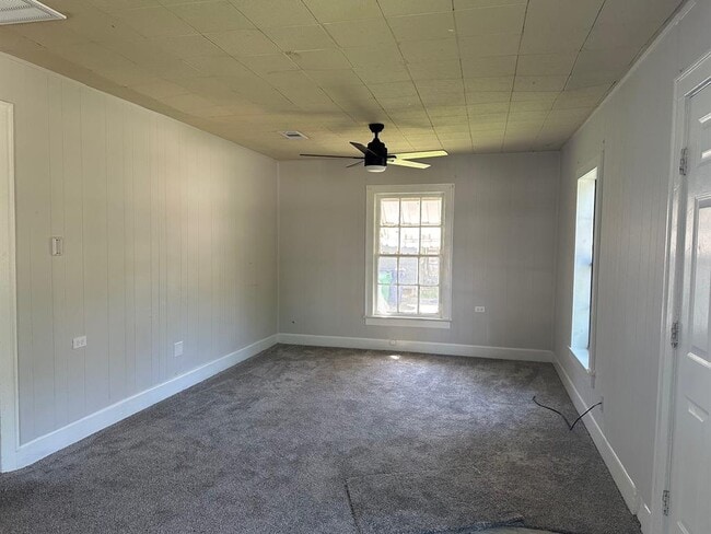 1010 N Valderas St in Angleton, TX - Building Photo - Building Photo