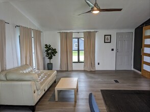 101 W Skyway Dr in Muncie, IN - Foto de edificio - Building Photo