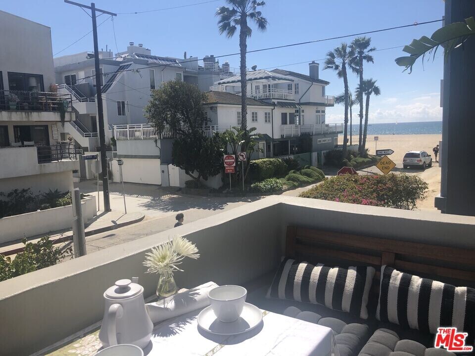 17 Driftwood St in Marina Del Rey, CA - Building Photo
