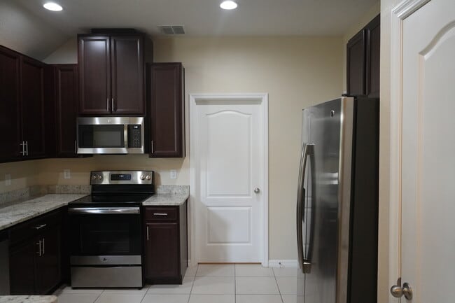 2212 Lennox Dale Ln in Brandon, FL - Building Photo - Building Photo