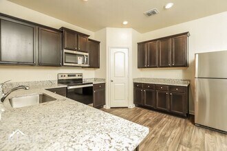11002 Chatham Ct in Converse, TX - Foto de edificio - Building Photo