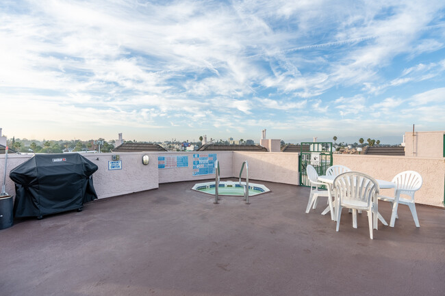 Studio Heights Apartments in North Hollywood, CA - Building Photo - Building Photo