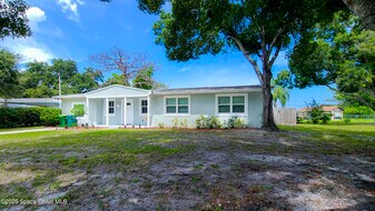 827 Glenmore Cir in Melbourne, FL - Building Photo