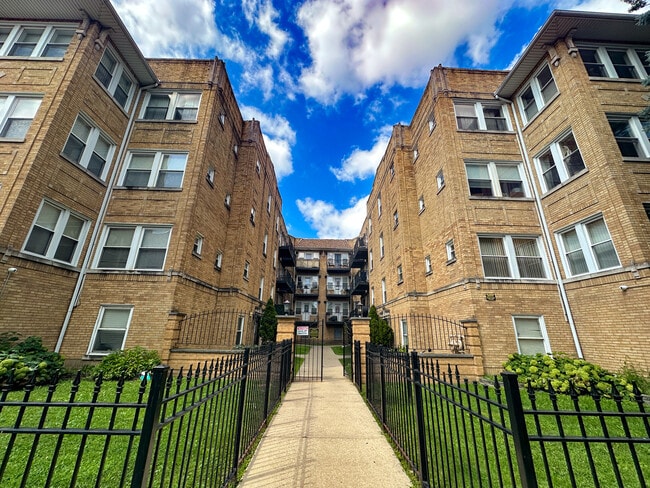 property at 4816 N Avers Ave