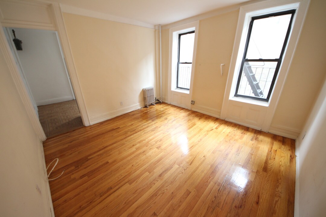 37A Bedford St in New York, NY - Building Photo