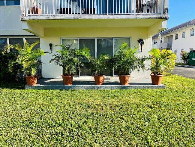 7320 SW 82nd St in Miami, FL - Building Photo - Building Photo