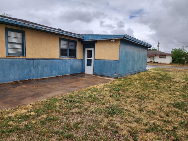 717 Sandia Dr in Clovis, NM - Foto de edificio - Building Photo