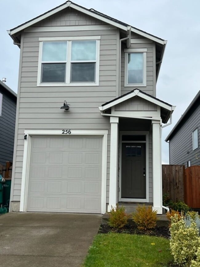 256 E Wayno Wy in Newberg, OR - Building Photo - Building Photo