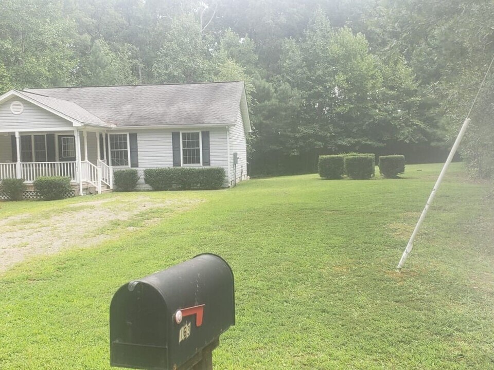 163 American Dr in Ruther Glen, VA - Building Photo