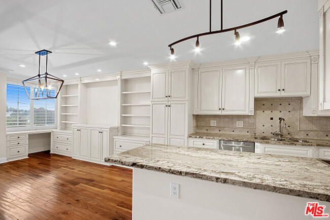 875 Comstock Ave in Los Angeles, CA - Building Photo - Building Photo
