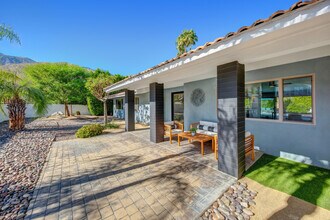 690 E Sierra Way in Palm Springs, CA - Building Photo - Building Photo