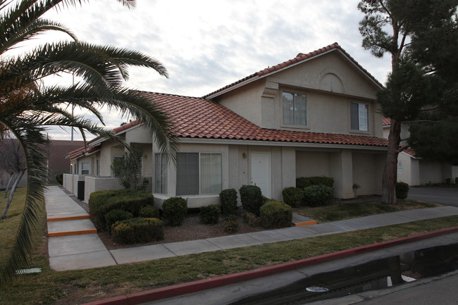 Rainbow Gardens in Las Vegas, NV - Building Photo - Building Photo