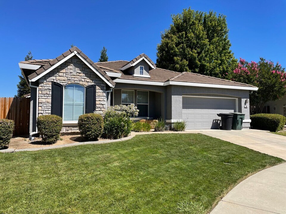 1892 Santa Ines St in Roseville, CA - Building Photo